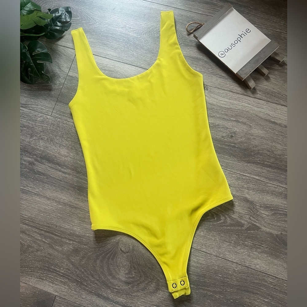 Express Body Contour Scoop Neck Bodysuit in Lemon Lime. Size XS - Picture 5 of 13